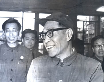 1981年(44岁)接待国务院副总理康世恩访问栖霞山化肥厂