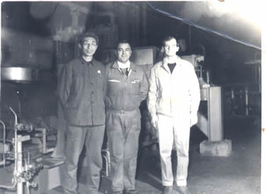 1980年(43岁)在化肥厂透平压缩机更换了法方赔偿的新转子后深夜和法国专家合影